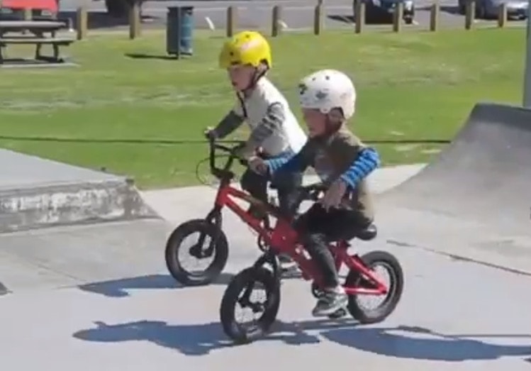 copii pe biciclete